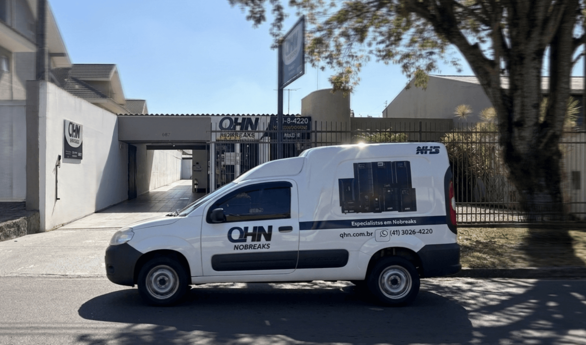 Equipamentos e instalações da QHN Nobreaks em Curitiba